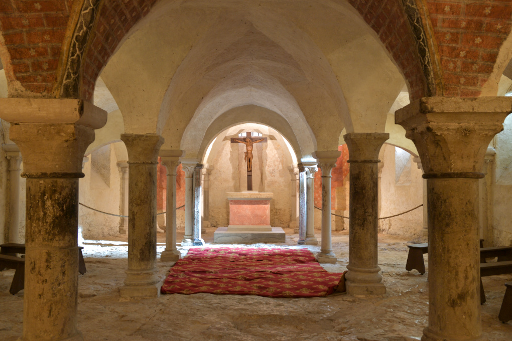 Vézelay - Abbatiale Sainte-Madeleine (XIIe s.) : la crypte (v. 1165)
