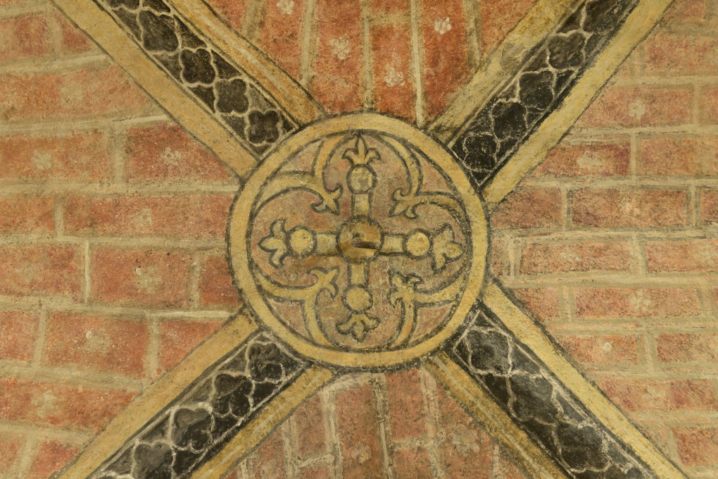 Vézelay - Abbatiale Sainte-Madeleine (XIIe s.) : la crypte (v. 1165), décor peint d'une clé de voûte (XIIIe s.)