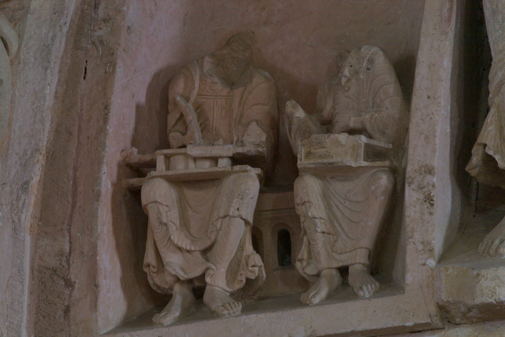 Vézelay - Abbatiale - Tympan central - caisson : un auteur et son scribe (v. 1130)