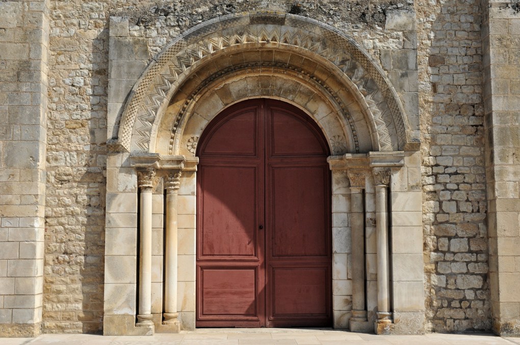 Ligny-le-Châtel - Eglise Saint-Pierre-Saint-Paul (XIIe et XVIe siècle) : le portail roman
