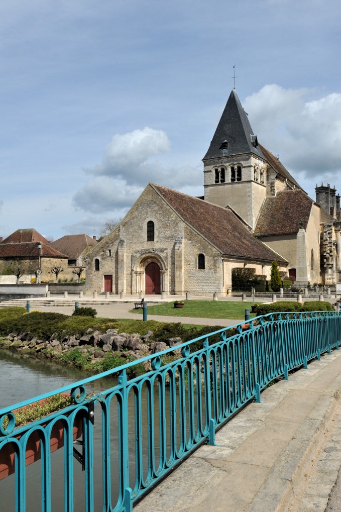 Ligny-le-Châtel - Eglise Saint-Pierre-Saint-Paul (XIIe et XVIe siècle) : vue générale