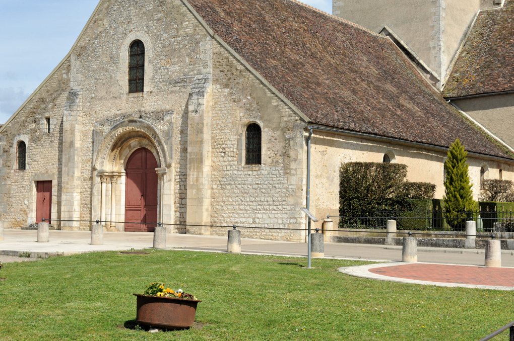 Ligny-le-Châtel - Eglise Saint-Pierre-Saint-Paul (XIIe et XVIe siècle) : la nef romane