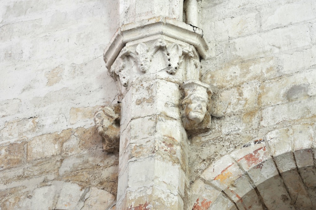 Mailly-le-Château - Eglise Saint-Adrien (XIIIe-XIVe siècle) : décor de pilastre (nef)