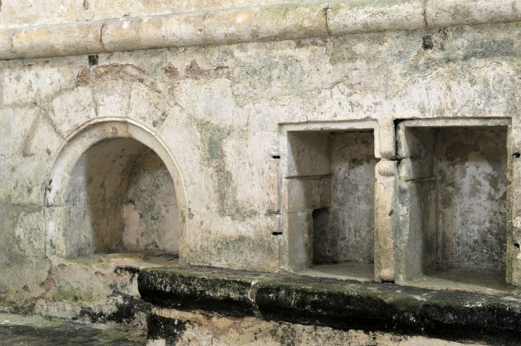 Mailly-le-Château - Chapelle Saint-Siméon (2e moitié du XIIe siècle) : lavabo (XIIe siècle)