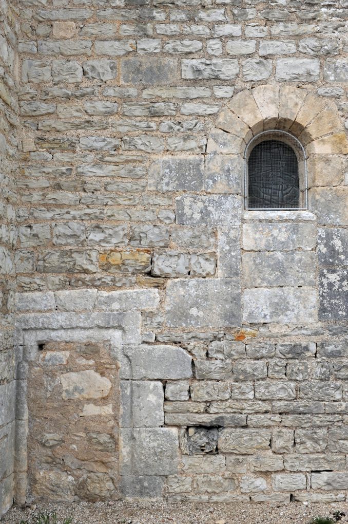 Mailly-le-Château - Chapelle Saint-Siméon (2e moitié du XIIe siècle) : porte et baie murés