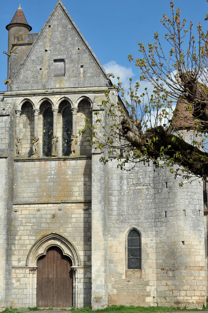Mailly-le-Château - Eglise Saint-Adrien (XIIIe-XIVe siècle) : pignon central et tourelle d'accès au déambulatoire