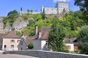 Mailly-le-Château depuis le pont jeté sur l'Yonne