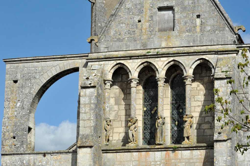 Mailly-le-Château - Eglise Saint-Adrien (XIIIe-XIVe siècle) : galerie de façade et arc-boutant