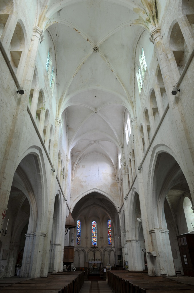 Mailly-le-Château - Eglise Saint-Adrien (XIIIe-XIVe siècle) : vue intérieure