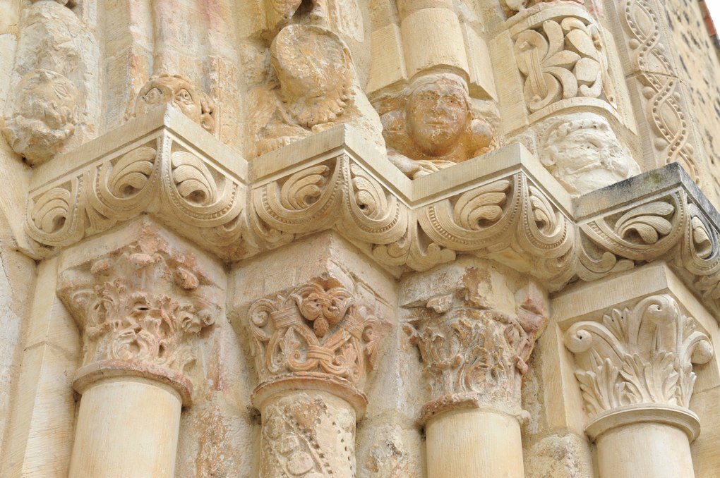 Parly - Eglise Saint-Sébastien (XIIe siècle) : le portail (2e quart du XIIe siècle)