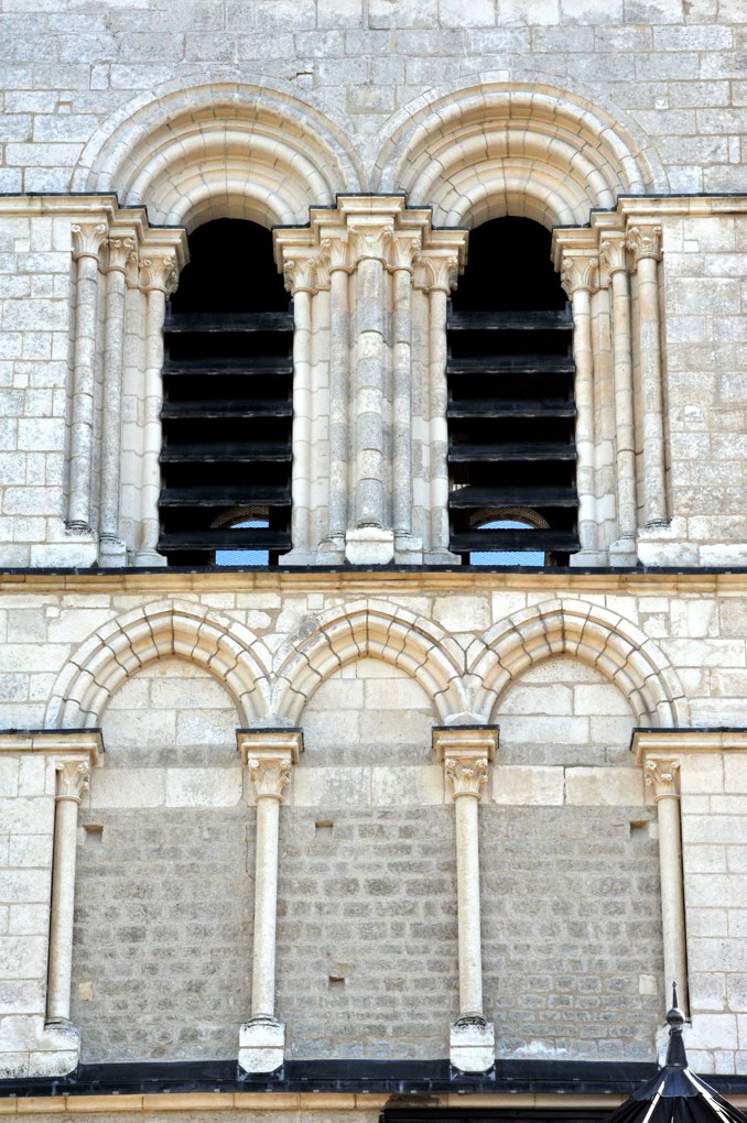 Prégilbert - Eglise Notre-Dame (fin XIIe-début XIIIe siècle) : baies du clocher