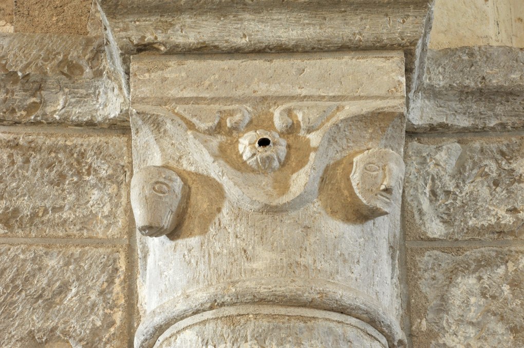Sacy - Eglise Saint-Jean-Baptiste : chapiteau de la nef (3e quart du XIIe siècle)