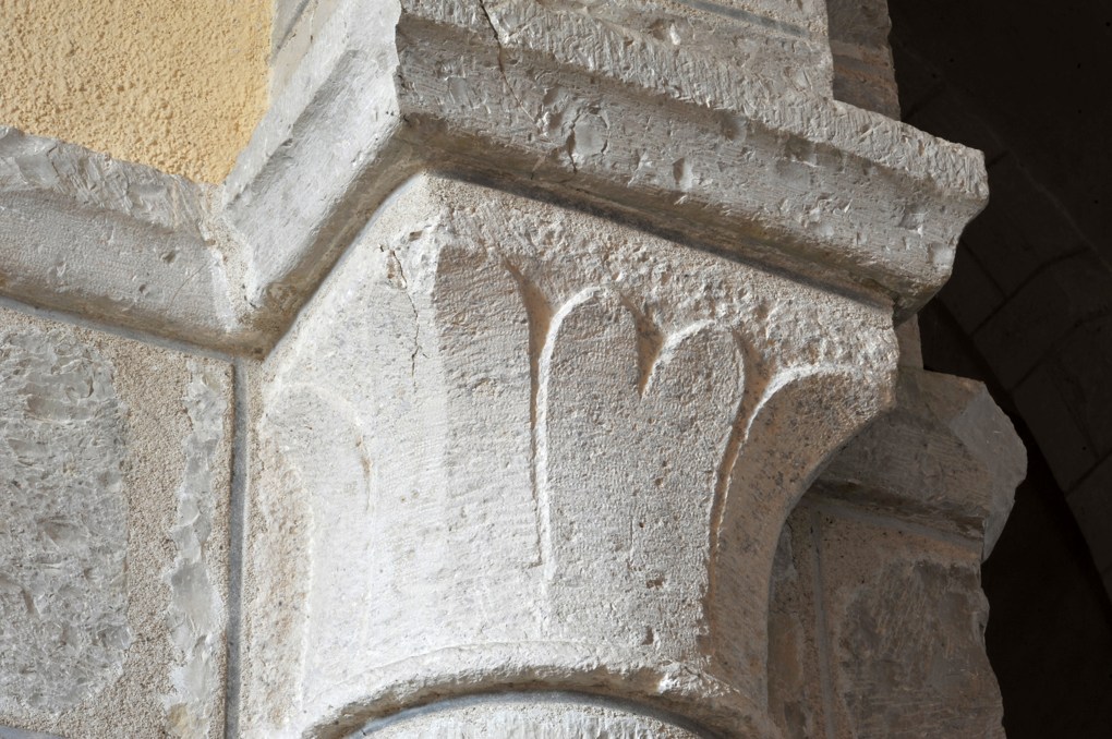 Sacy - Eglise Saint-Jean-Baptiste : chapiteau de la nef (3e quart du XIIe siècle)