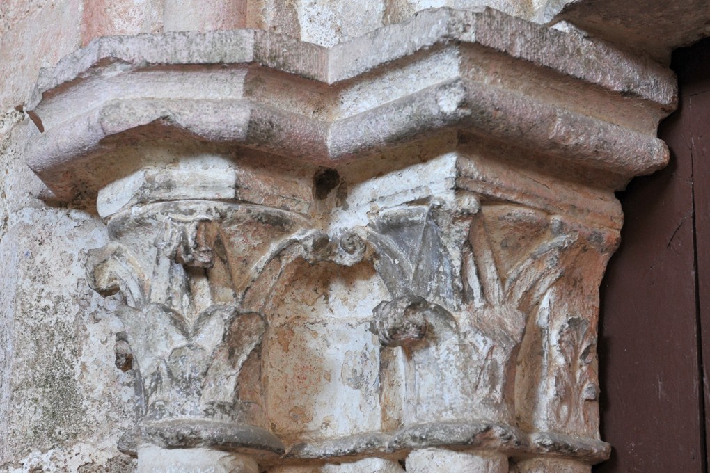 Sainte-Vertu - Eglise Saint-Pierre (fin XIIe siècle) - Portail : chapiteaux à décor végétal