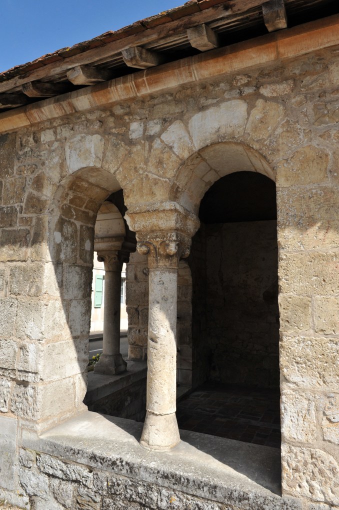 Vaux - Eglise Saint-Loup (XIIe-XIIIe et XVIe siècle) : le porche ajouré (v. 1200)