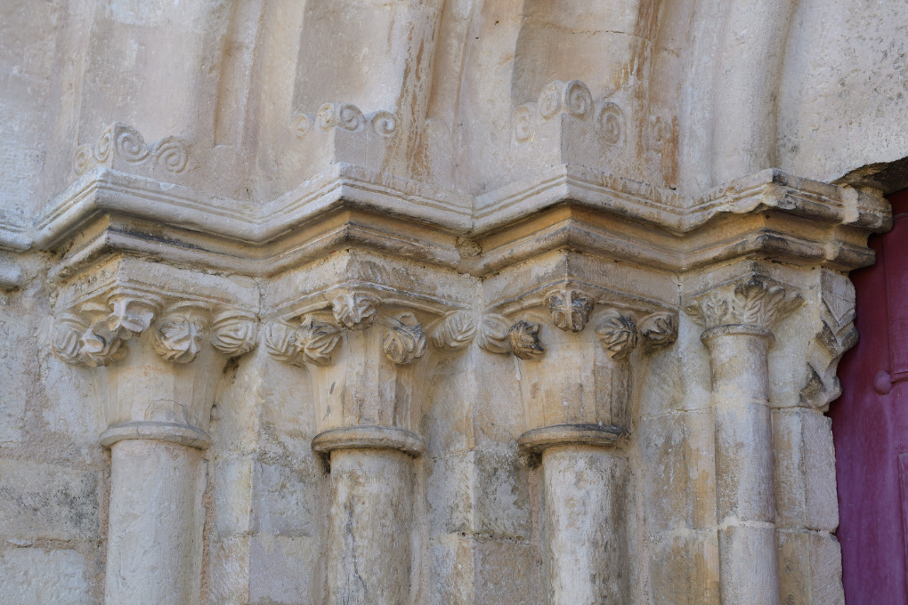 Chaudenay - Eglise Saint-Véran (XIIe-XVe s.) - portail (début XIIIe s.) : chapiteaux des piédroits