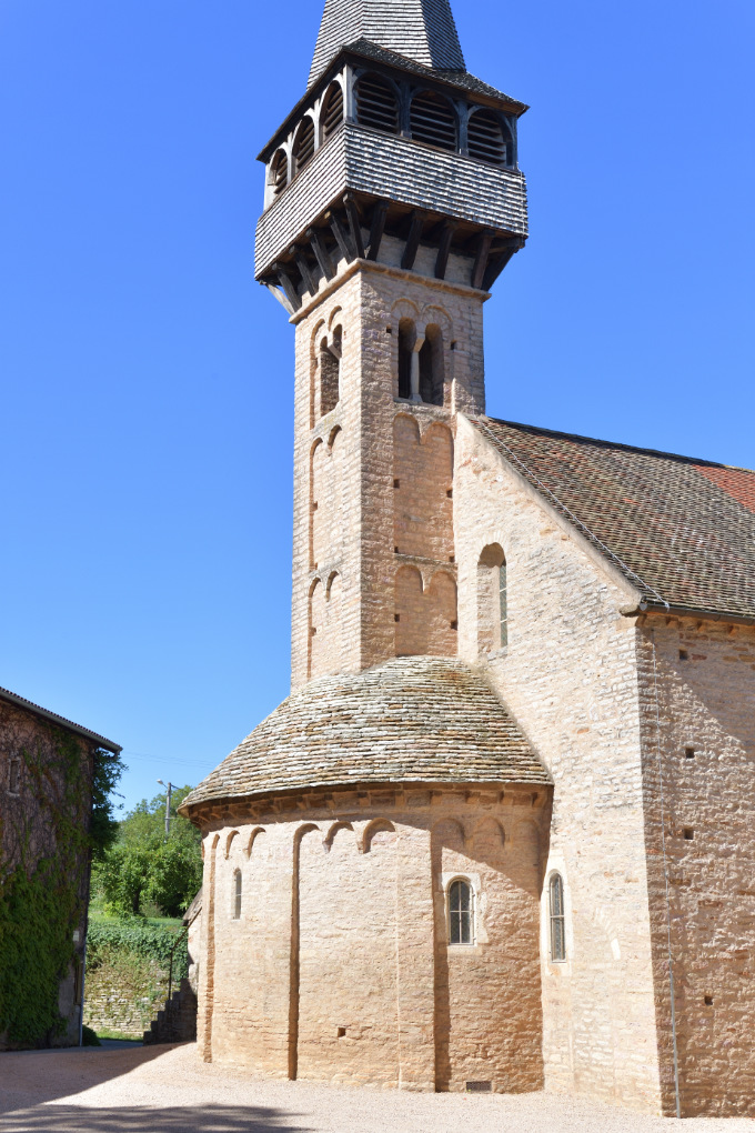 Laizé - Eglise Saint-Antoine (XIe et XIIe s.) : le chevet et le clocher (fin XIe s.)