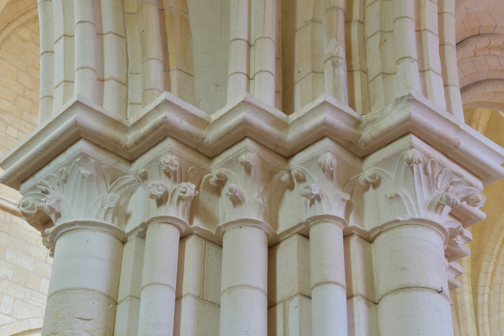 Saint-Bris-le-Vineux - église Saint-Prix-et-Saint-Cot (XIIIe-XVIe s.) : chapiteaux de la nef, collatéral sud