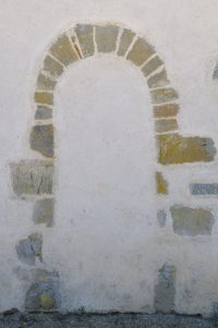 Sainte-Hélène - Eglise Saint-Symphorien (XIIe s. et époque gothique) : portail roman muré